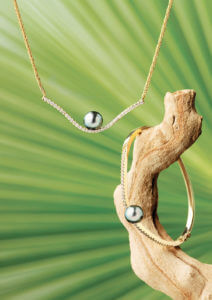 Black pearls of Tahiti on a necklace and bracelet