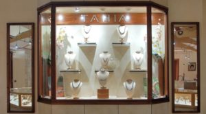 Tahitian Pearls - Inside Tahia Pearls - Moorea island