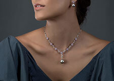 Collier en perle de Tahiti en or blanc 18 carats, sapphires roses et diamants
