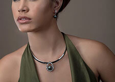 Pendentif, boucles d’oreille et chaine oméga en or blanc 18 carats et diamants