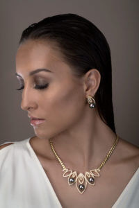 Tahitian pearl necklace and earrings in 18 karats yellow gold and diamonds.