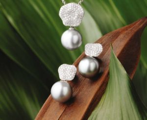 Tahitian pearls diamond Earrings & pendant set in 18Kt white gold