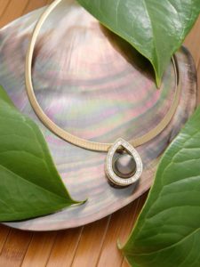 18Kt yellow gold diamond enhancer with aubergine hued 15mm tahitian pearl