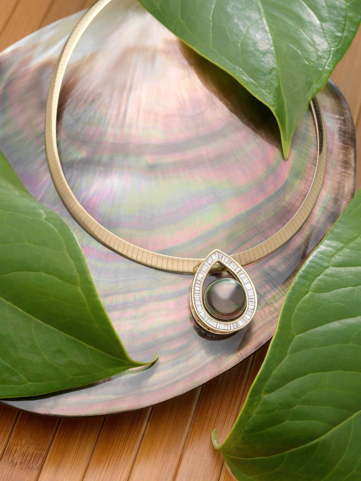 18Kt yellow gold diamond enhancer with aubergine hued 15mm tahitian pearl